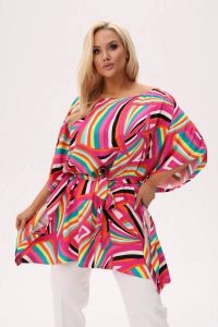 Wiskozowa tunika Soraya w energetycznym, geometrycznym wzorze PLUS SIZE XXL OVERSIZE. Czerwone tuniki Moda Size Plus Iwanek, na spacer, na lato, l, bez wzorów, z satyny, eleganckie, bez kołnierzyka, plus size, bez ramiączek. W wyprzedaży za 169,90 zł.