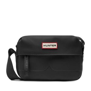 Torebka Hunter. Czarne listonoszki Hunter, bez wzorów, bez dodatków. Za 149,99 zł.