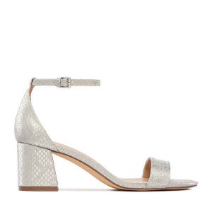 Sandały DeeZee. Szare sandały DeeZee, bez wzorów, bez obcasa, na słupku, bez zapięcia. Za 129,99 zł.