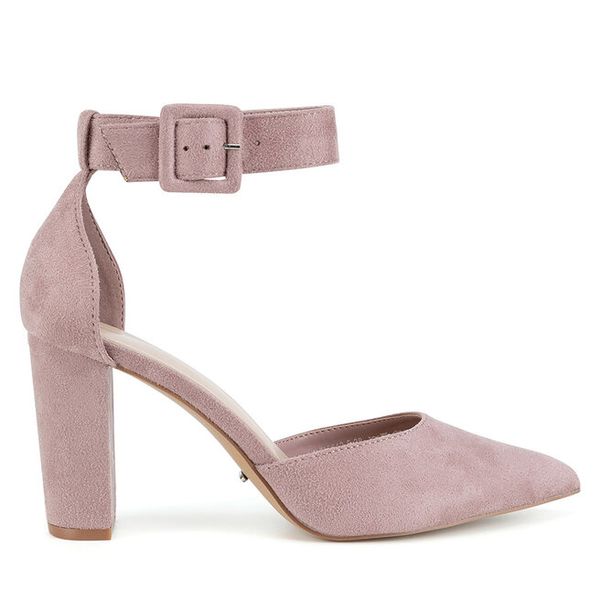 Czółenka DeeZee. Czerwone czółenka DeeZee, bez wzorów, bez obcasa, bez zapięcia. Za 129,99 zł.