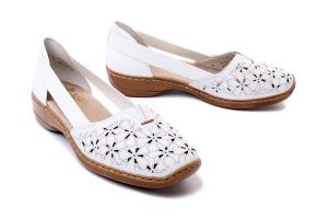 RIEKER 41356-80 white, półbuty/sandały damskie. Białe półbuty Rieker, na lato, w ażurowe wzory, z gumy, bez obcasa, na koturnie, bez zapięcia. Za 223,93 zł.