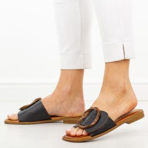 Czarne skórzane klapki damskie T.Sokolski 772. Czarne klapki Sokolski, z aplikacjami, ze skóry, bez obcasa, na płaskiej podeszwie. Za 259,00 zł.