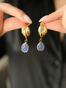 Pierres de Jade Pozłacane kolczyki-wkrętki z akwamarynem rozmiar: onesize. Niebieskie kolczyki Pierres de Jade, z akwamarynem, pozłacane. Za 43,99 zł.