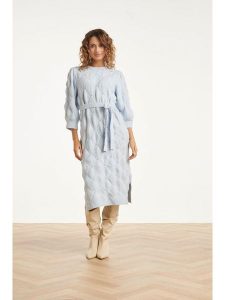 Smashed Lemon Sukienka dzianinowa w kolorze błękitnym rozmiar: 3XL. Niebieskie sukienki Smashed Lemon, na co dzień, xl, bez wzorów, z dzianiny, bez kołnierzyka, bez ramiączek, midi, proste. Za 165,99 zł.