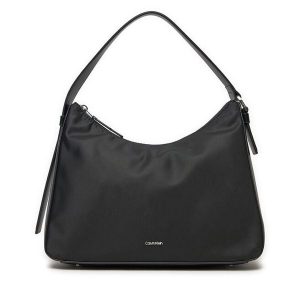 Torebka Calvin Klein. Czarne torebki klasyczne Calvin Klein, bez wzorów, z nylonu, bez dodatków. Za 279,99 zł.