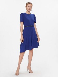 DKNY Sukienka codzienna DD3J1466 Granatowy Regular Fit. Niebieskie sukienki DKNY, na co dzień, bez wzorów, z syntetyku, bez kołnierzyka, bez ramiączek, proste. Za 429,99 zł.