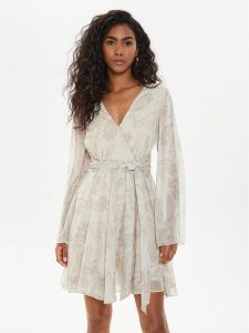 Guess Sukienka codzienna W4YK29 WDW82 Beżowy Regular Fit. Brązowe kombinezony Guess, na co dzień, m, z aplikacjami, z syntetyku, bez kołnierzyka, bez ramiączek, proste. Za 289,99 zł.