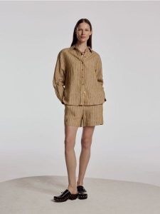 Lniana koszula w paski - warm olive. Zielone koszule Reserved, l, bez wzorów, bez kołnierzyka, bez ramiączek. W wyprzedaży za 159,99 zł.