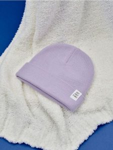 Czapka beanie - fioletowy. Fioletowe czapki Sinsay, z aplikacjami, z dzianiny. Za 9,99 zł.