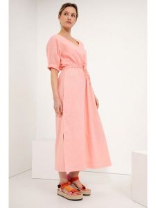 Josephine & Co Sukienka "Grazia" w kolorze łososiowym rozmiar: 40. Różowe sukienki Josephine & Co, bez wzorów, z bawełny, bez kołnierzyka, bez ramiączek, midi. Za 195,99 zł.