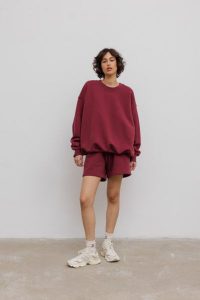 Krótkie spodenki ze sznurkiem w kolorze BURGUNDY - PROSPER-XS. Czerwone szorty Marsala, bez wzorów, z bawełny, klasyczne. Za 299,90 zł.