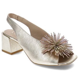 Złote Sandały Chebello Eleganckie Obuwie Damskie. Żółte sandały CheBello, z aplikacjami, ze skóry, bez obcasa, na obcasie, bez zapięcia. Za 389,00 zł.