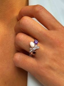 Les Petites Précieuses Pozłacany pierścionek z kamieniami szlachetnymi rozmiar: 54. Czerwone pierścionki Les Petites Précieuses, z ametystem, pozłacane. Za 217,99 zł.