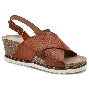 Brązowe Sandały Yokono Wygodne Buty Na Koturnie. Brązowe sandały Yokono, bez wzorów, ze skóry, bez obcasa, na koturnie, bez zapięcia. Za 225,00 zł.