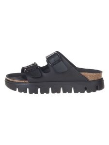 Birkenstock Klapki "Arizona" w kolorze czarnym rozmiar: 36. Czarne klapki Birkenstock, bez wzorów, z otwartym noskiem, bez obcasa. Za 302,35 zł.