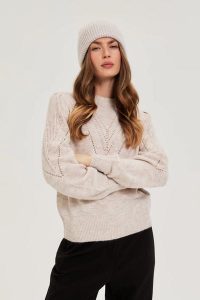 Czapka z cekinami beżowa. Brązowe czapki MOODO, bez wzorów, z elastanu. Za 59,99 zł.