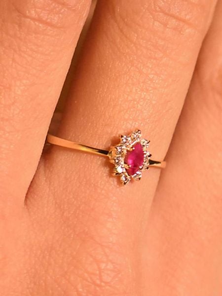 L instant d Or Złoty pierścionek "Vera" z cyrkoniami i rubinem rozmiar: 50. Żółte pierścionki L instant d Or, z cyrkonią, złote. Za 610,62 zł.