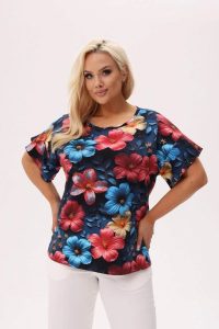 Wiskozowa bluzka Solea w print hibiskusa 3D PLUS SIZE XXL OVERSIZE. Bluzki Moda Size Plus Iwanek, l, bez wzorów, z bawełny, eleganckie, bez kołnierzyka, plus size, bez ramiączek. Za 149,90 zł.
