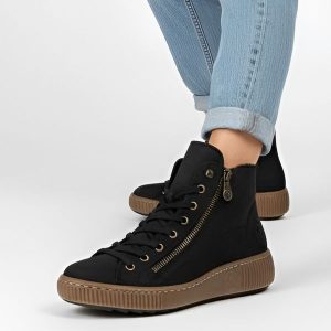 Botki damskie Rieker, futerko wewnątrz i płaska podeszwa z tworzywa, czarne, Z6610-00. Czarne botki Rieker, bez wzorów, z futra, bez obcasa, na płaskiej podeszwie, bez zapięcia. Za 297,99 zł.