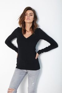 BLUZKA SARA CZARNA L - Flawless. Czarne bluzki Flawless, l, bez wzorów, z bawełny, casualowe, bez kołnierzyka, bez ramiączek. Za 114,00 zł.