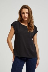 T-shirt z okrągłym dekoltem czarny. Czarne t-shirty MOODO, s, bez wzorów, z bawełny, bez kołnierzyka, bez ramiączek. W wyprzedaży za 19,99 zł.