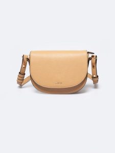 Torebka damska crossbody jasnobrązowa RR574065 801. Brązowe torebki klasyczne Big Star, bez wzorów, ze skóry ekologicznej, na ramię, bez dodatków. Za 189,99 zł.