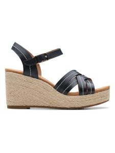 Clarks Skórzane sandały "Sabina Strap" w kolorze czarnym na koturnie rozmiar: 40. Czarne sandały Clarks, bez wzorów, z otwartym noskiem, bez obcasa, na koturnie, bez zapięcia. Za 217,99 zł.