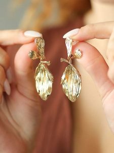 L'Atelier de Gaia Pozłacane kolczyki-wkrętki rozmiar: onesize. Żółte kolczyki L'Atelier de Gaia, pozłacane. Za 39,99 zł.