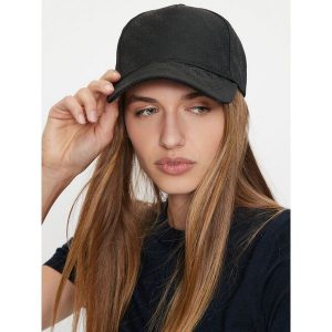 Czapka z daszkiem Guess. Czarne czapki Guess, z aplikacjami. Za 109,99 zł.
