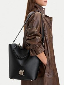 Nine West Torebka EO-HIDDEN CHARM-LDA9444 Czarny. Czarne torebki klasyczne Nine West, bez wzorów, ze skóry, bez dodatków. Za 299,99 zł.