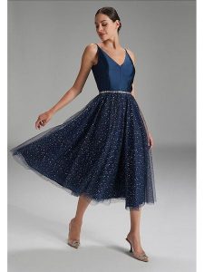 SWING Sukienka w kolorze granatowym rozmiar: 42. Niebieskie sukienki Swing, bez wzorów, z tiulu, bez kołnierzyka, bez ramiączek, midi. Za 308,18 zł.