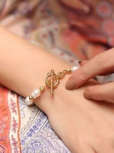 Pierres delicates Pozłacana bransoletka z perłami rozmiar: onesize. Białe bransoletki Pierres delicates, z perłą, pozłacane. Za 70,08 zł.