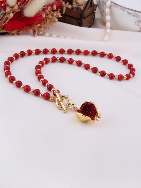 L'Atelier de Gaia Pozłacany naszyjnik z elementami ozdobnymi - dł. 50 cm rozmiar: onesize. Czerwone naszyjniki L'Atelier de Gaia, z koralem, pozłacane. Za 95,92 zł.