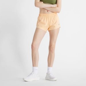 Spodenki damskie New Balance WS41286PAE – pomarańczowe. Brązowe szorty New Balance, bez wzorów, z materiału, sportowe. Za 299,99 zł.