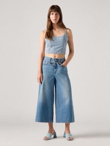 Levi's Dżinsy - Comfort fit - w kolorze niebieskim rozmiar: W24. Niebieskie jeansy Levi's®, z aplikacjami, z bawełny, z podwyższonym stanem. Za 232,23 zł.