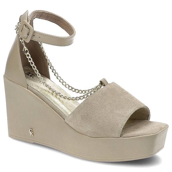 Sandały damskie Carinii, zamszowa cholewka o miękkiej strukturze odkryty nosek z ozdobnym łańcuszkiem regulowany pasek, beżowe, B7882-R88-R46-000-F06. Brązowe sandały Carinii, bez wzorów, ze skóry, bez obcasa, na koturnie, bez zapięcia. Za 269,00 zł.