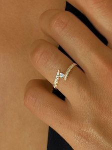 DIA DIAMONDS Pozłacany pierścionek z diamentami rozmiar: 52. Żółte pierścionki DIA DIAMONDS, z diamentem, pozłacane. Za 271,67 zł.