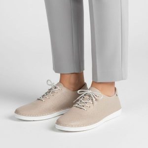 Półbuty damskie S.Barski, cholewka ze skóry naturalnej gładkiej z drobną perforacją klasyczne sznurowanie minimalistyczny fason zaokrąglony nosek, be. Brązowe półbuty S.BARSKI, bez wzorów, ze skóry, bez obcasa, na płaskiej podeszwie, bez zapięcia. Za 179,00 zł.