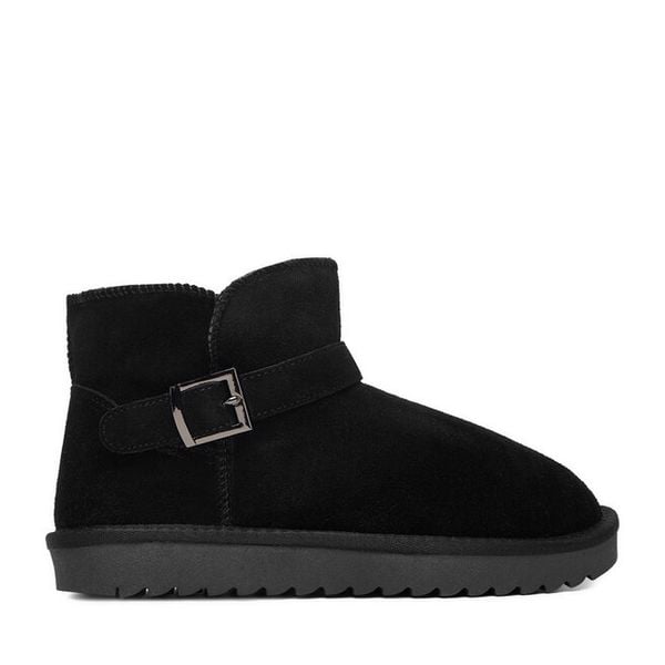 Śniegowce DeeZee. Czarne buty zimowe DeeZee, bez obcasa, bez zapięcia. Za 229,99 zł.