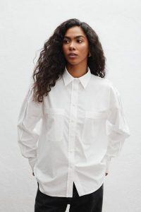 Koszula o prostym kroju w kolorze WHITE CREAM - SNOFFI. Białe koszule Marsala, m, bez wzorów, z bawełny, bez kołnierzyka, bez ramiączek. Za 399,90 zł.