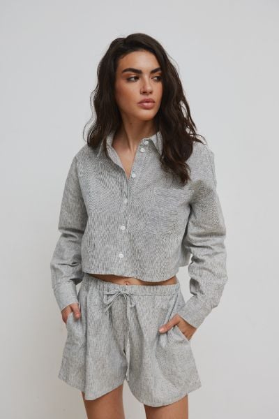 Krótka koszula z lnu i bawełny w paski CZARNO BIAŁE - PORTELA. Białe koszule Marsala, bez wzorów, z bawełny, bez kołnierzyka, bez ramiączek. Za 229,90 zł.