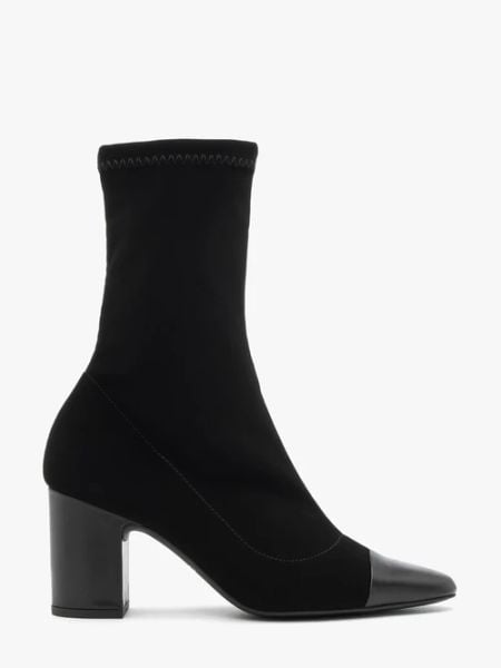 Czarne wyższe botki z elastyczną cholewką na słupku. Czarne botki Ryłko, bez wzorów, z nubiku, z okrągłym noskiem, bez obcasa, na słupku, bez zapięcia. W wyprzedaży za 399,99 zł.