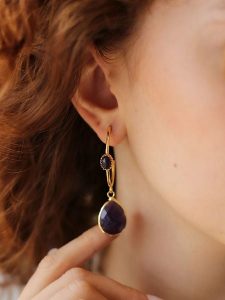 L'Atelier de Gaia Pozłacane kolczyki-półkreole z ametystami rozmiar: onesize. Różowe kolczyki L'Atelier de Gaia, z ametystem, pozłacane. Za 83,03 zł.