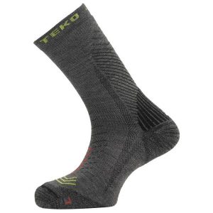 Skarpety sportowe z wełną merino Teko ecoHIKE Discovery Light Half Cushion 2.0. Szare skarpetki TEKO, bez wzorów, z wełny. Za 59,99 zł.