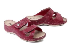 DR. BRINKMANN 700738-41 bordeaux, klapki damskie. Czerwone klapki Dr. Brinkmann, bez wzorów, bez obcasa. Za 148,67 zł.