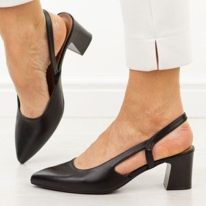 Czarne czółenka damskie bez pięty Sergio Leone Sk472. Czarne czółenka Sergio Leone, bez wzorów, ze skóry, bez obcasa, na obcasie, bez zapięcia. W wyprzedaży za 175,12 zł.