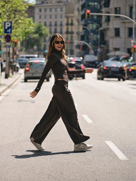 4F Spodnie z szerokimi nogawkami damskie 4F x Anna Lewandowska - brązowe XL. Brązowe spodnie dresowe 4f, bez wzorów, z dresówki, z podwyższonym stanem. Za 189,99 zł.