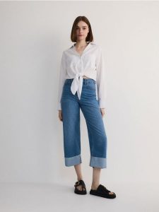 Koszula z wiązaniem - biały. Białe koszule Reserved, l, bez wzorów, z materiału, bez kołnierzyka, bez ramiączek. W wyprzedaży za 29,99 zł.