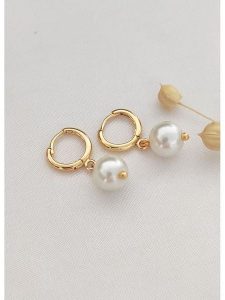 Atelier MIU Pozłacane kolczyki-kreole rozmiar: onesize. Białe kolczyki Atelier MIU, z perłą, pozłacane. Za 34,99 zł.