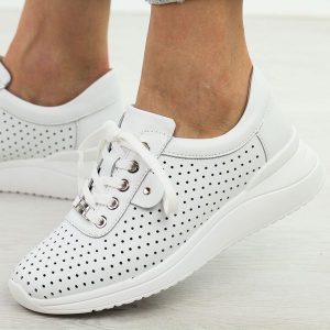 Białe ażurowe skórzane półbuty damskie Vinceza 79532. Białe półbuty VINCEZA, na jesień, w ażurowe wzory, z jeansu, bez obcasa, na płaskiej podeszwie, bez zapięcia. Za 199,00 zł.